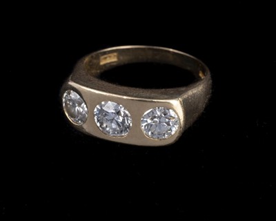 Lot 92 - Ring. An 18ct gold 3 stone diamond ring