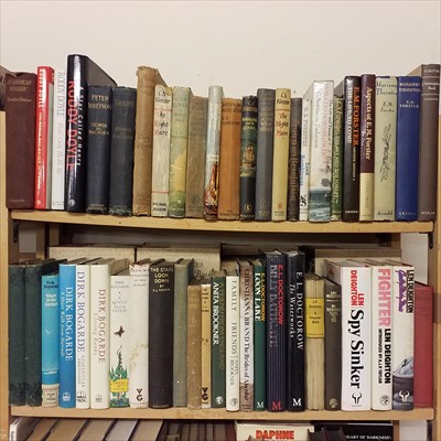 Lot 423 - Modern Fiction. A large collection of modern fiction