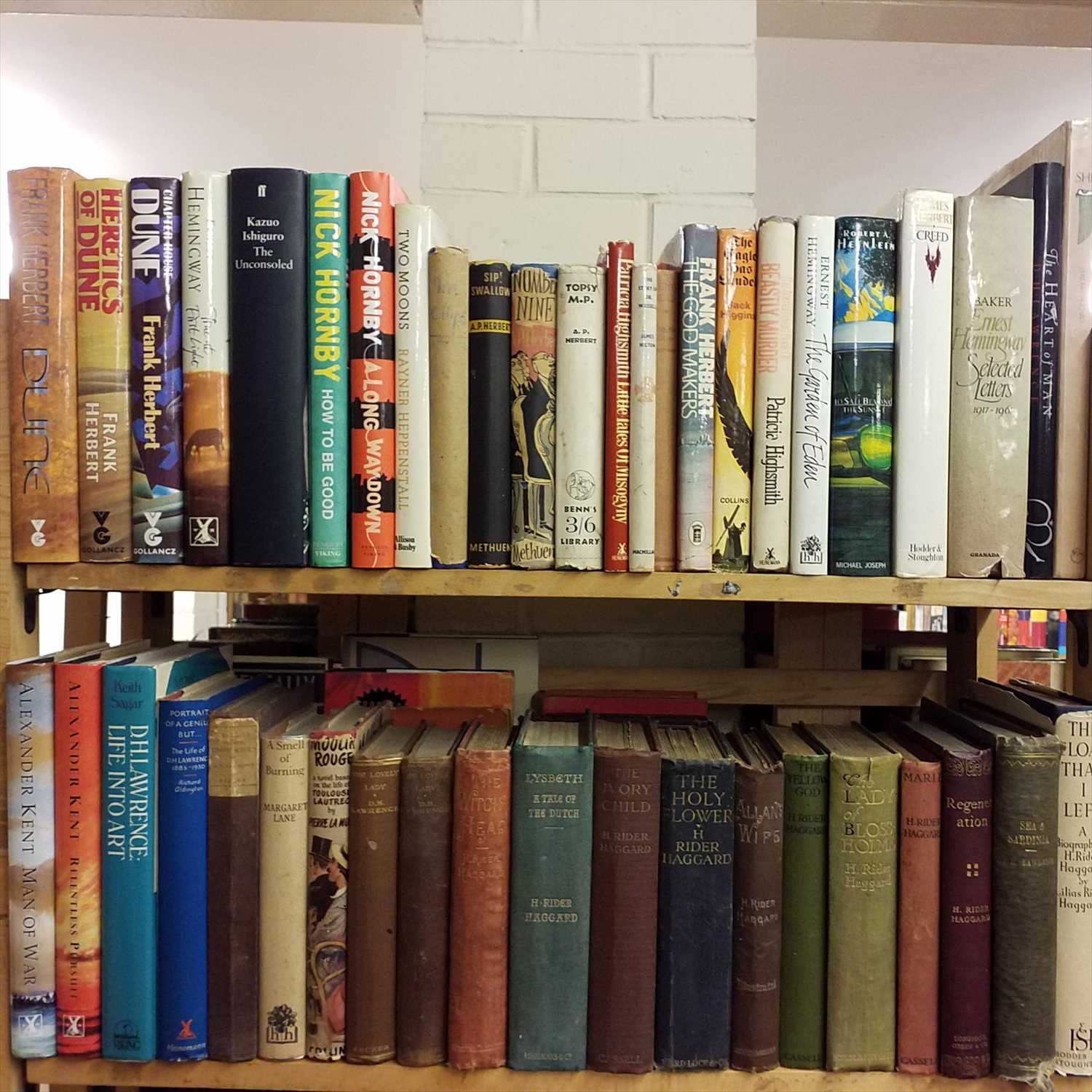 Lot 869 - Modern Fiction. A large collection of modern fiction