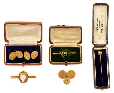 Lot 201 - Jewellery. A mixed collection of gold jewellery