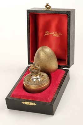 Lot 232 - Stuart Devlin. A silver egg commemorating the Silver Jubilee 1952-1977