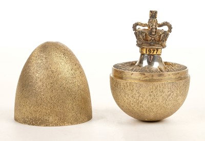 Lot 232 - Stuart Devlin. A silver egg commemorating the Silver Jubilee 1952-1977