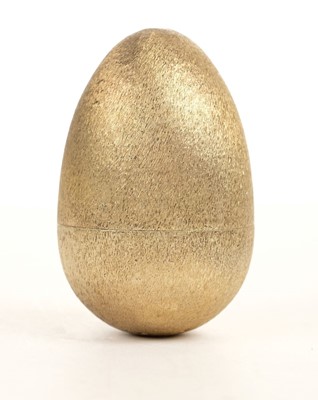 Lot 232 - Stuart Devlin. A silver egg commemorating the Silver Jubilee 1952-1977