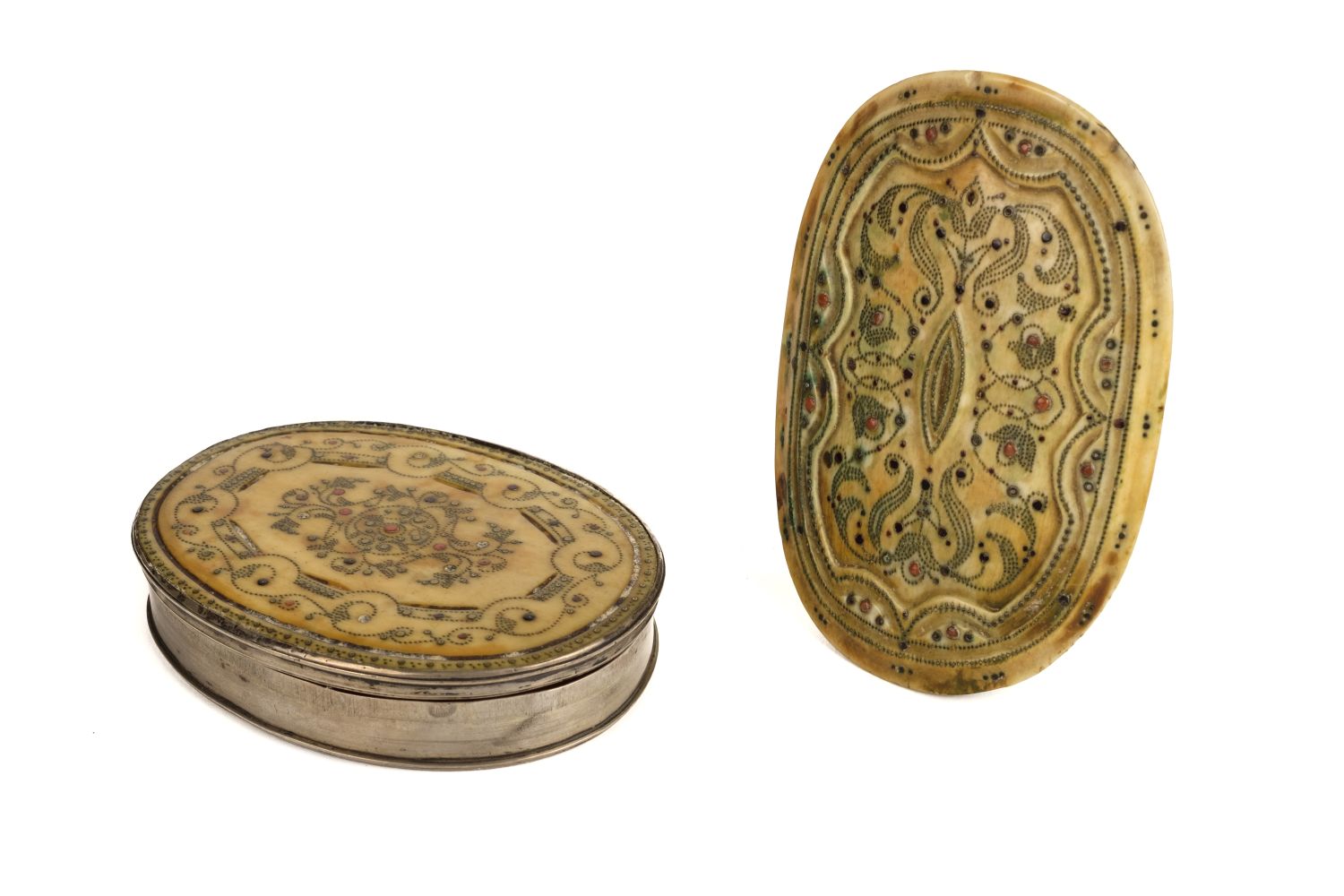 Lot 154 - Snuff box. A Late 17th century ivory pique
