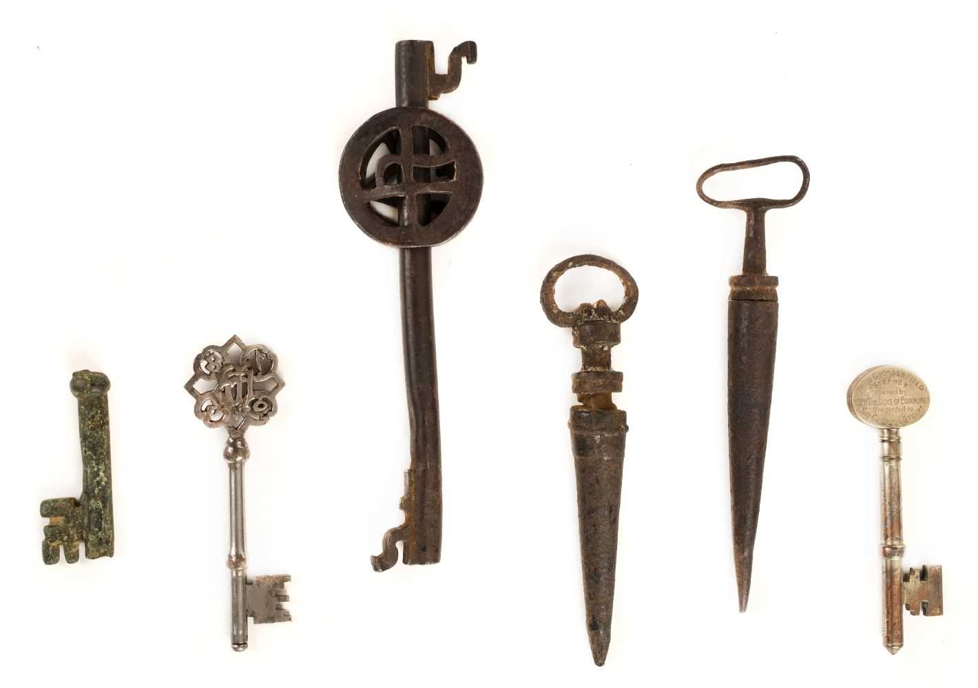 Lot 123 - Keys. A collection of keys including Medieval iron double ended key