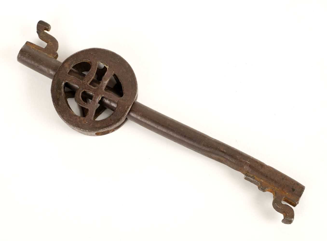 Lot 123 - Keys. A collection of keys including