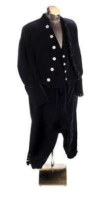Lot 274 - Gentleman's suit. An Edwardian velvet court suit