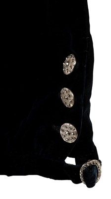 Lot 274 - Gentleman's suit. An Edwardian velvet court suit