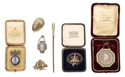 Lot 132 - Mixed silver. A collection of silver including an 18th century marrow scoop