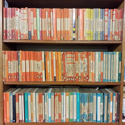 Lot 369 - Penguin Paperbacks. A large collection of approx. 400 Penguin & Pelican paperbacks