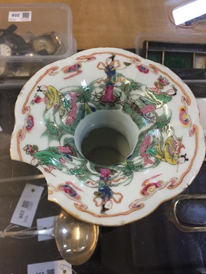 Lot 186 - Chinese Spittoon. An 18th century Chinese export porcelain Famille Rose spittoon
