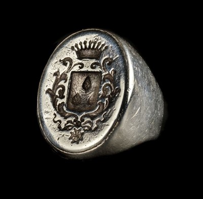 Lot 148 - Ring. An 18th century French silver armorial ring