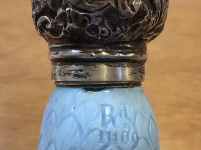 Lot 149 - Scent Bottle. A Thomas Webb and Sons cameo glass swan's head scent bottle, c.1880
