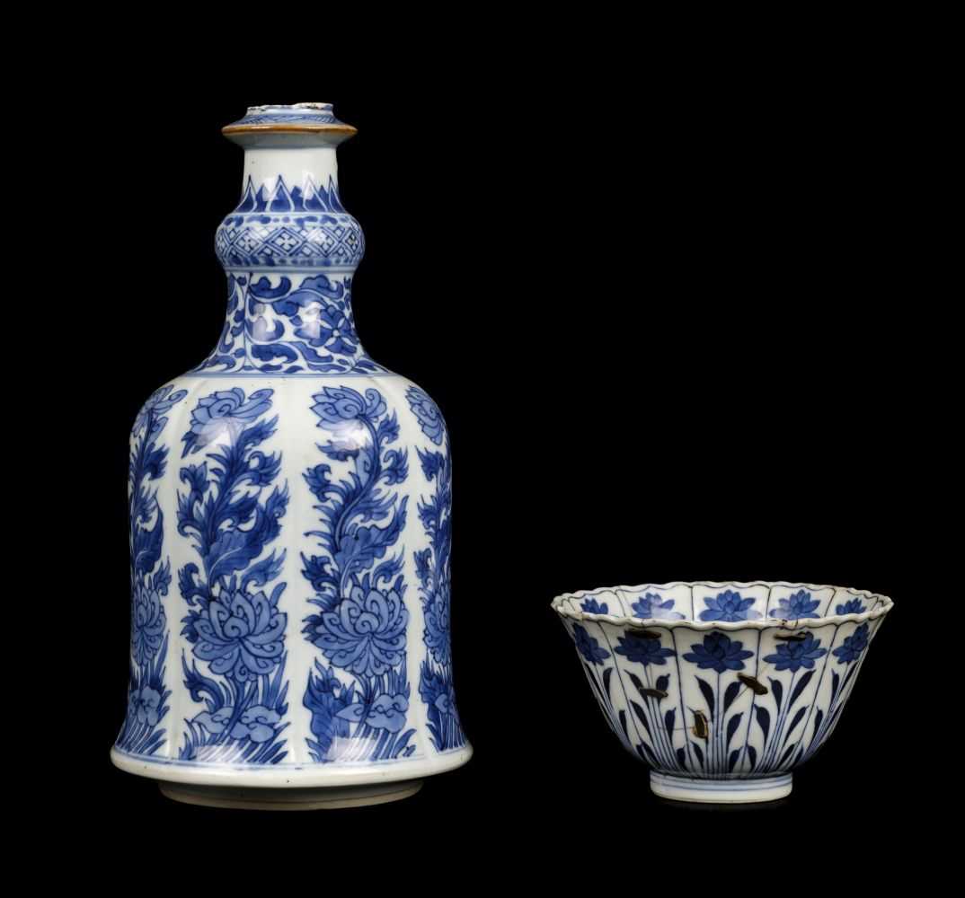 Lot 184 - Chinese porcelain. A Chinese hookah base and