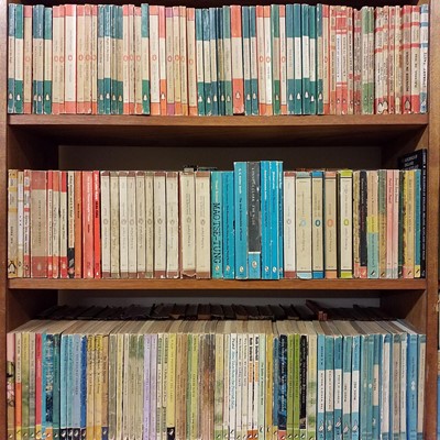 Lot 750 - Paperbacks. A large collection of approximately 1100 Penguin, Pelican & Puffin paperbacks