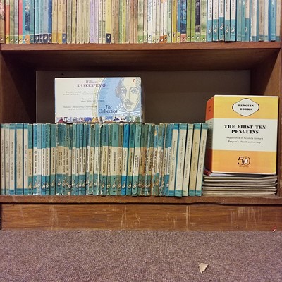 Lot 750 - Paperbacks. A large collection of approximately 1100 Penguin, Pelican & Puffin paperbacks