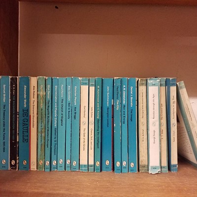 Lot 750 - Paperbacks. A large collection of approximately 1100 Penguin, Pelican & Puffin paperbacks