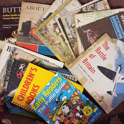 Lot 750 - Paperbacks. A large collection of approximately 1100 Penguin, Pelican & Puffin paperbacks