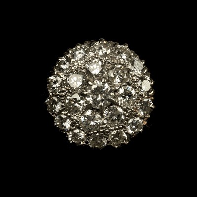 Lot 142 - Ring. An 18ct gold diamond cluster ring