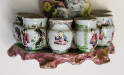 Lot 48 - Brush Pot. A Chinese porcelain brush pot c.1800-50