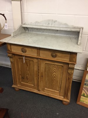 Lot 262 - Washstand. An Edwardian style marble top pine washstand