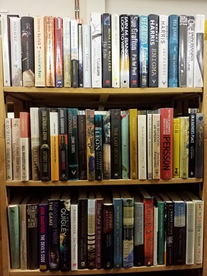 Lot 420 - Modern Fiction. A large collection of modern fiction