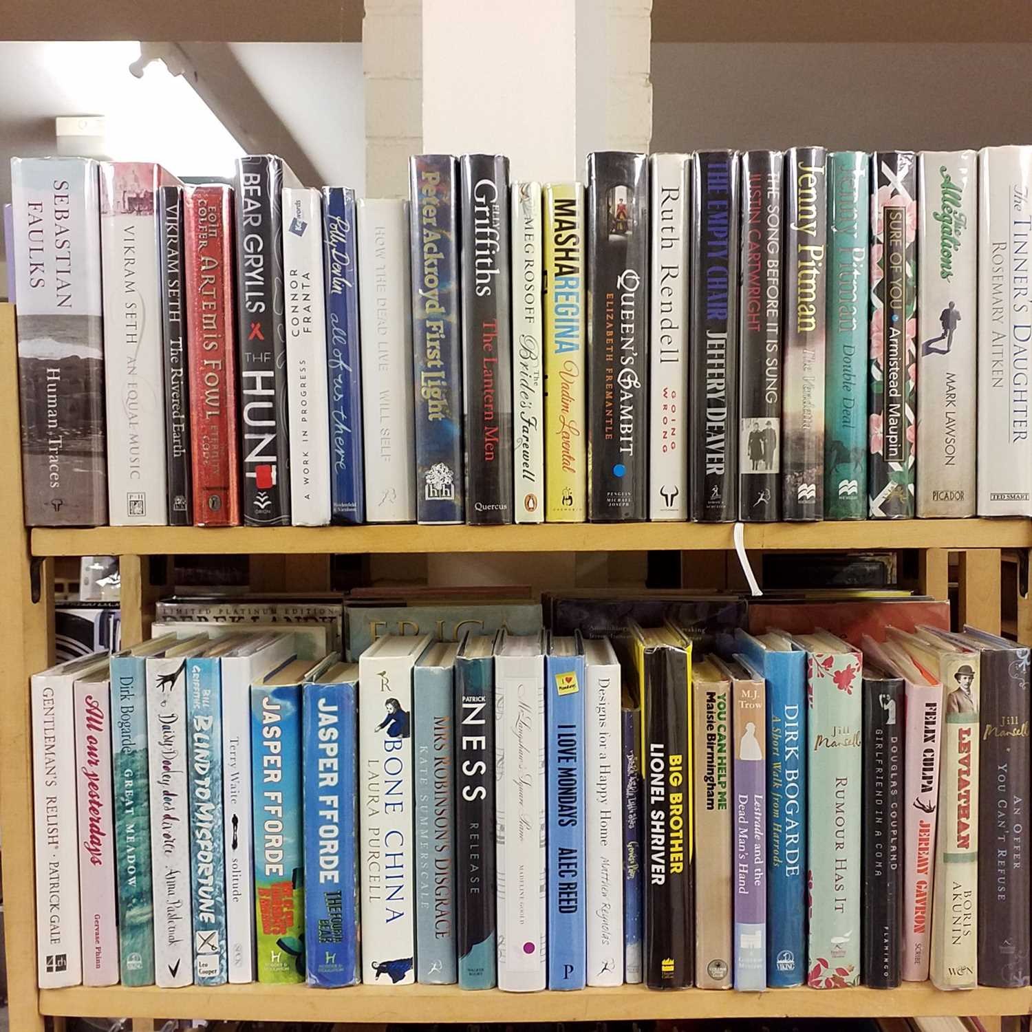 Lot 446 - Signed Modern 1st Editions. A large collection of signed modern 1st edition fiction