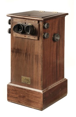 Lot 145 - World War II - Stereoscope. A desktop wooden stereoscope, 20th century