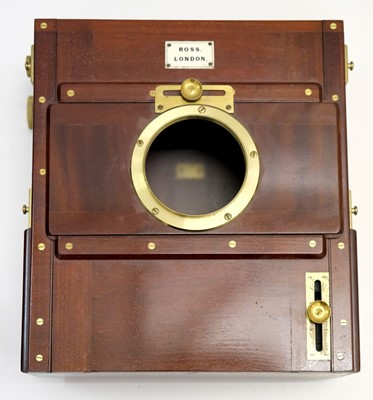 Lot 112 - Ross of London mahogany & brass 6½ x 8½ full plate camera