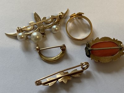 Lot 81 - Jewellery. Mixed jewellery including gold brooches