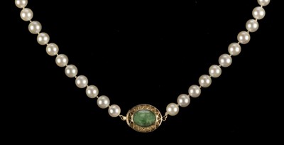 Lot 85 - Necklace. Pearl necklace with gold and jade clasp
