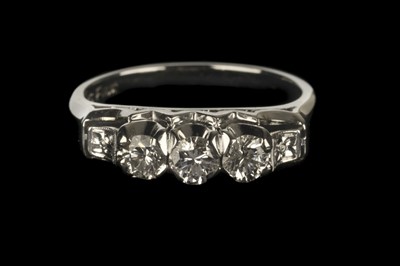 Lot 95 - Ring. 3-stone diamond 18k white gold ring
