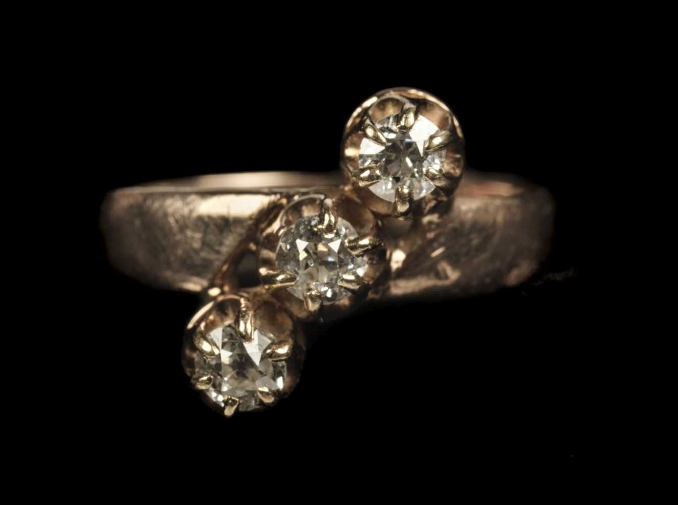 Lot 22 - Ring. Rose gold and 3-stone diamond ring