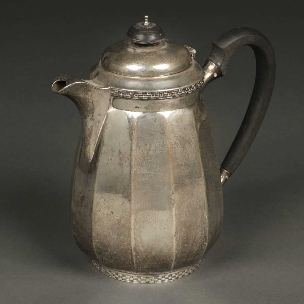 Lot 23 - Coffee Pot. George V silver coffee pot by Walker & Hall
