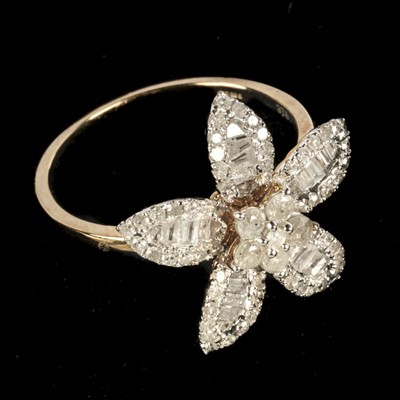 Lot 75 - Ring. Diamond flower ring set in 9ct gold