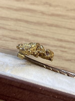 Lot 72 - Stick Pin. Gold Nugget stick pin