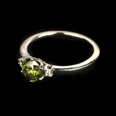 Lot 93 - Ring, Green diamond and platinum ring