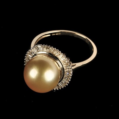 Lot 77 - Ring. A Golden South pearl ring