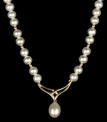 Lot 64 - Necklace. A single row pearl necklace set in 9ct gold