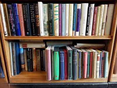 Lot 429 - Modern Literature. A large collection of modern fiction & miscellaneous literature