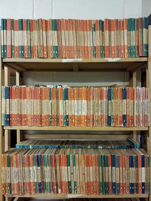 Lot 414 - Penguin Paperbacks. A collection of approximately 400 volumes of Penguin & Pelican paperbacks