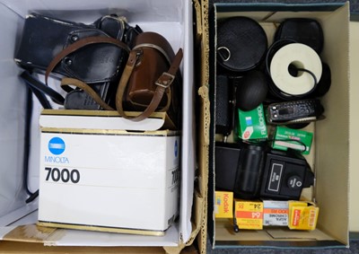 Lot 596 - Vintage Cameras. Collection of vintage camera equipment inc. Ilford Sportsman, Minolta 7000, etc.