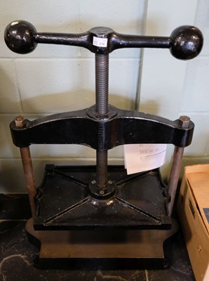 Lot 216 - Nipping press. A large cast iron nipping press