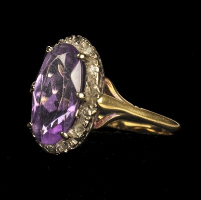 Lot 21 - Ring. 18ct gold amethyst and diamond ring