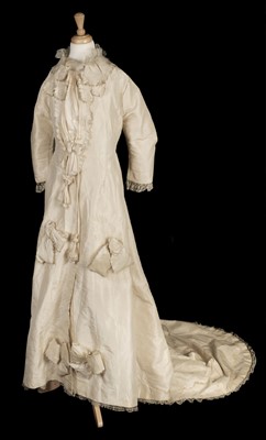 Lot 374 - Clothing. An Edwardian silk taffeta gown