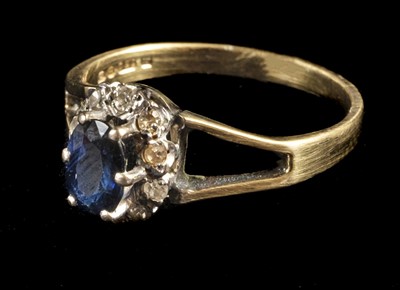 Lot 229 - Ring. An 18ct gold sapphire and diamond cluster ring