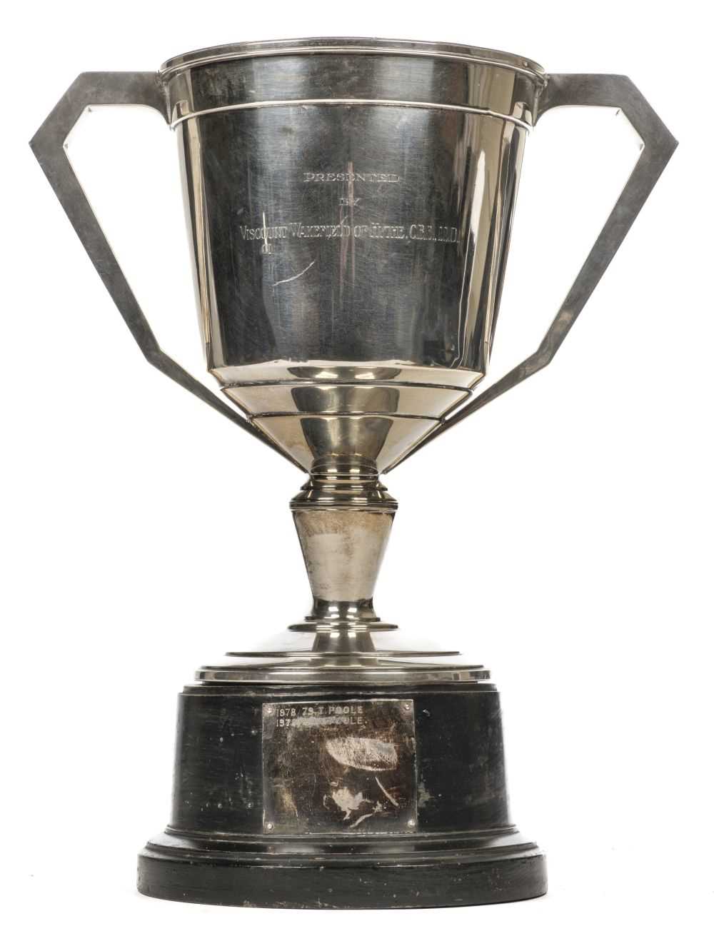 Lot 88 - Northamptonshire Aero Club. A fine & large Art-Deco silver trophy cup by Adie brothers, c. 1931