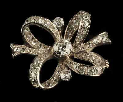 Lot 367 - Diamond Brooch. A white metal diamond ribbon brooch