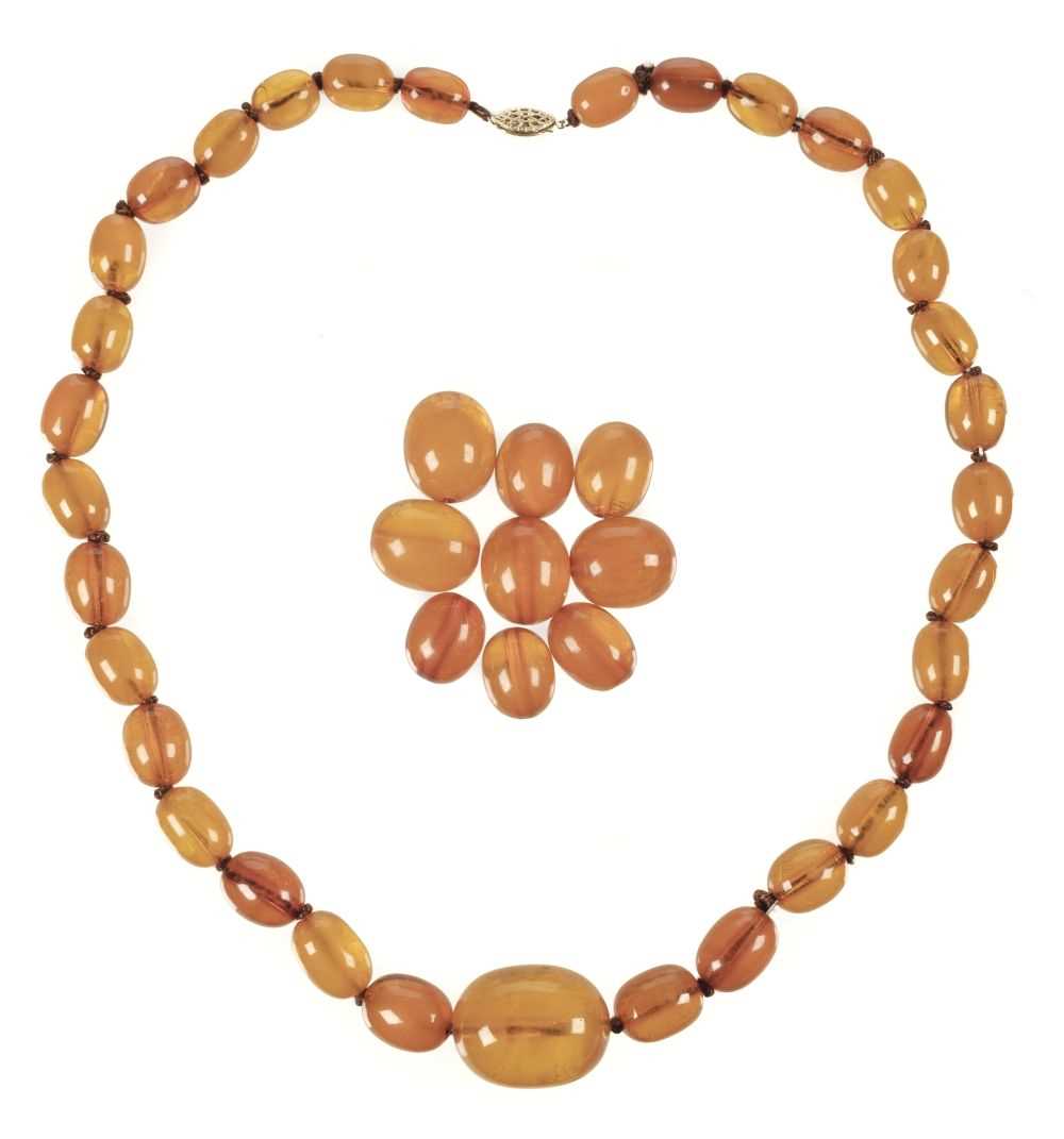 Lot 468 - Amber. Early 20th-century amber necklace