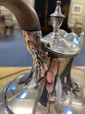 Lot 407 - Coffee Pot. A George III silver coffee pot by Henry Chawner, London 1790